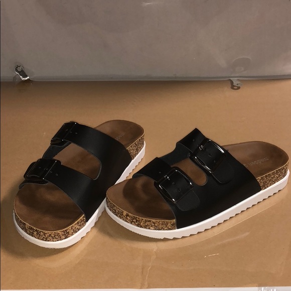 madden girl goldiie footbed sandals